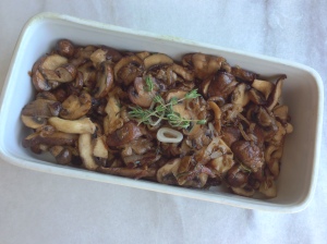 A dish that is welcome on any table: sautéed mushrooms with shallots and thyme